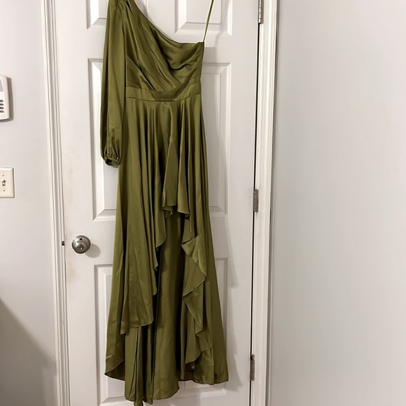 Mac Duggal gown - size 2 Concealed side zip
100% polyester - Picture 7 of 7